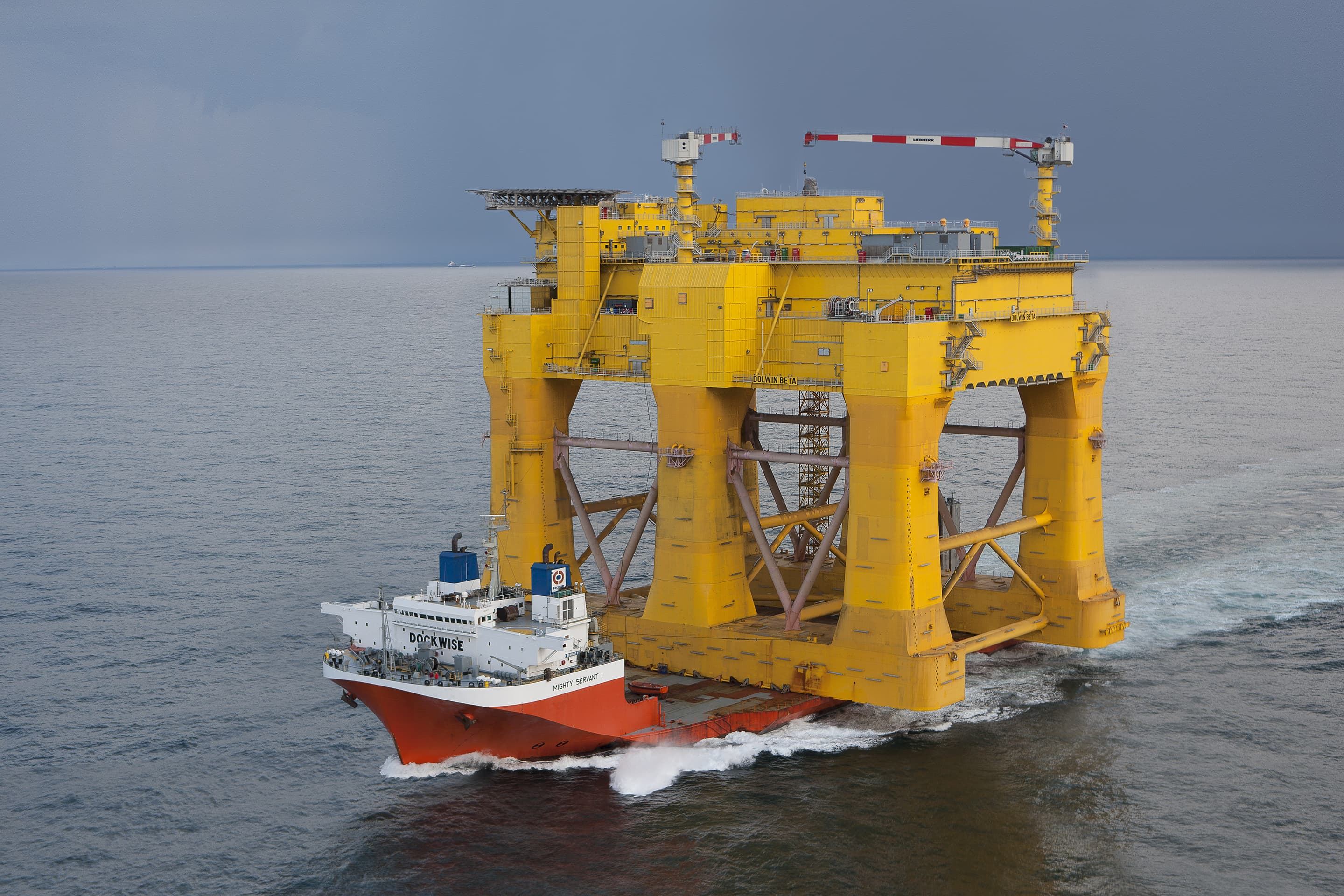 Transport of the platform onboard the Mighty Servant 1 to Haugesund, Norway