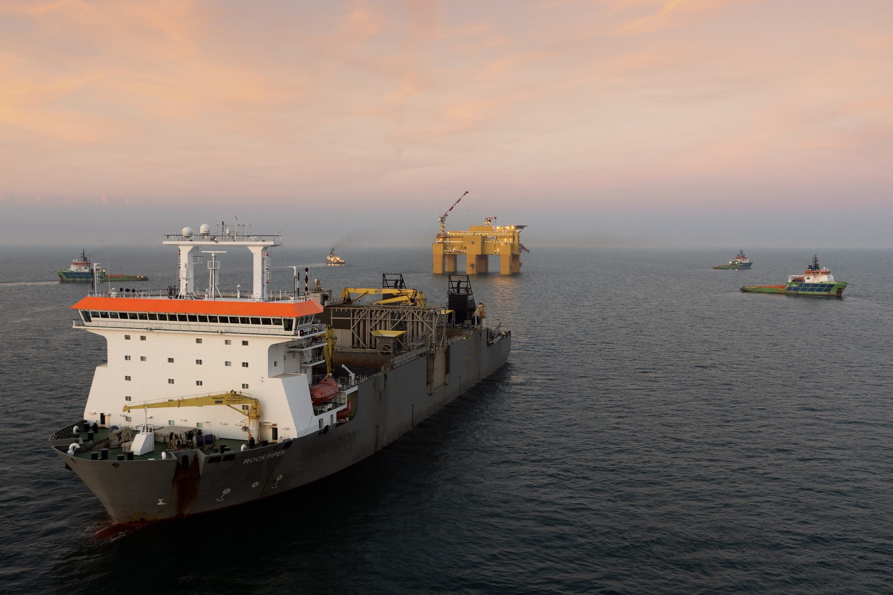 Fallpipe vessel Rockpiper ballasted the platform by filling the legs with 52,000 tons of rock