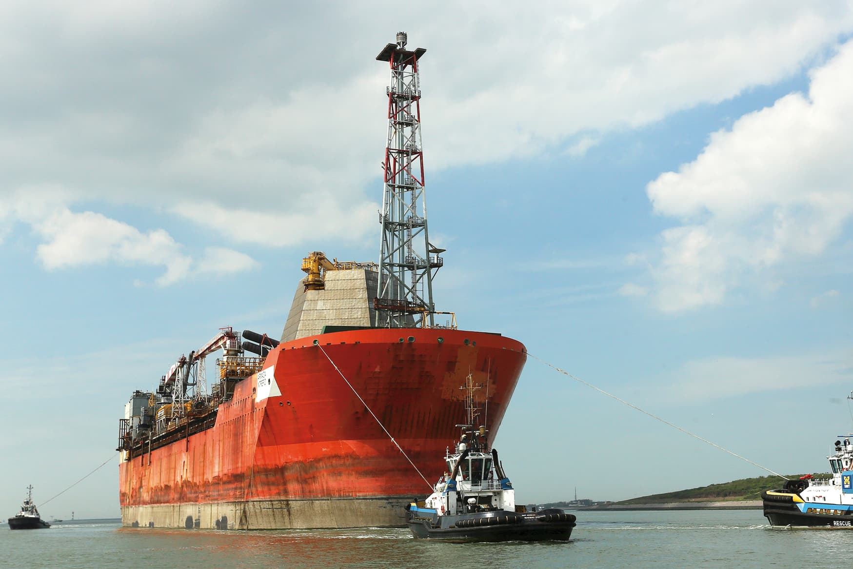 SMIT tugs towing the Armada Intrepid from the yard to the Dockwise Vanguard