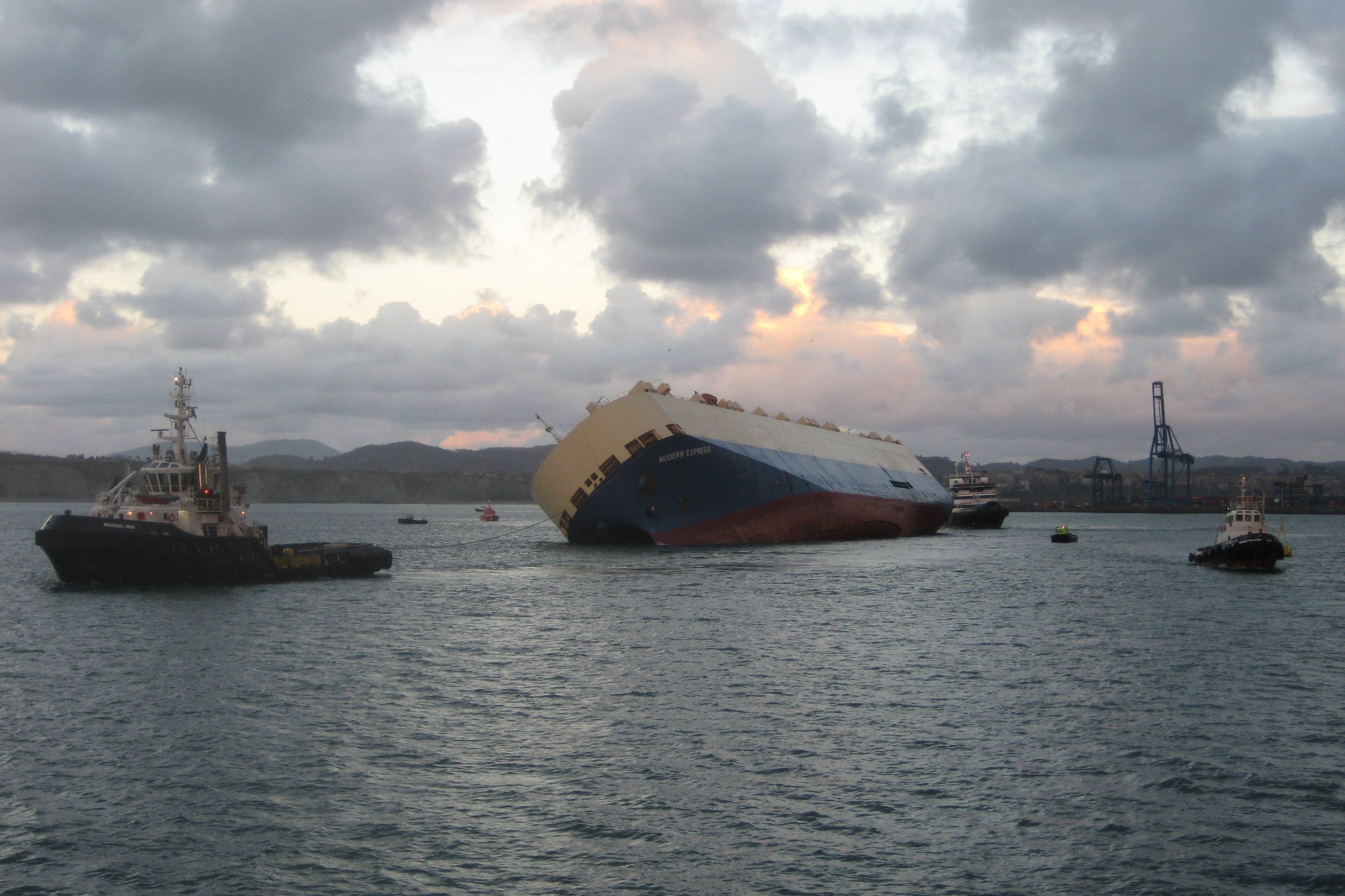 Four tugs take the Modern Express into the Port of Bilbao