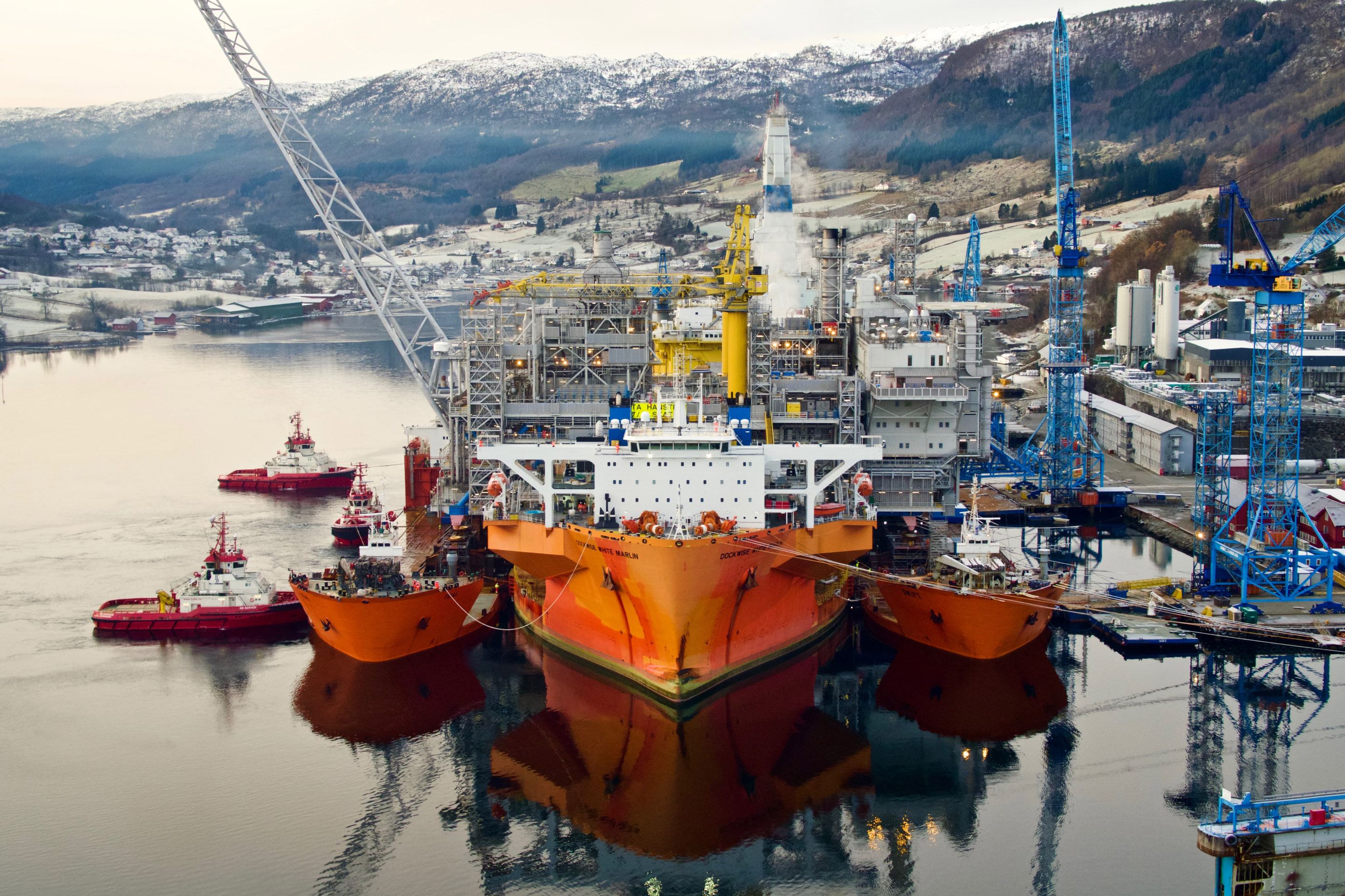 Topside transfer onto the S-class vessels creating a catamaran structure