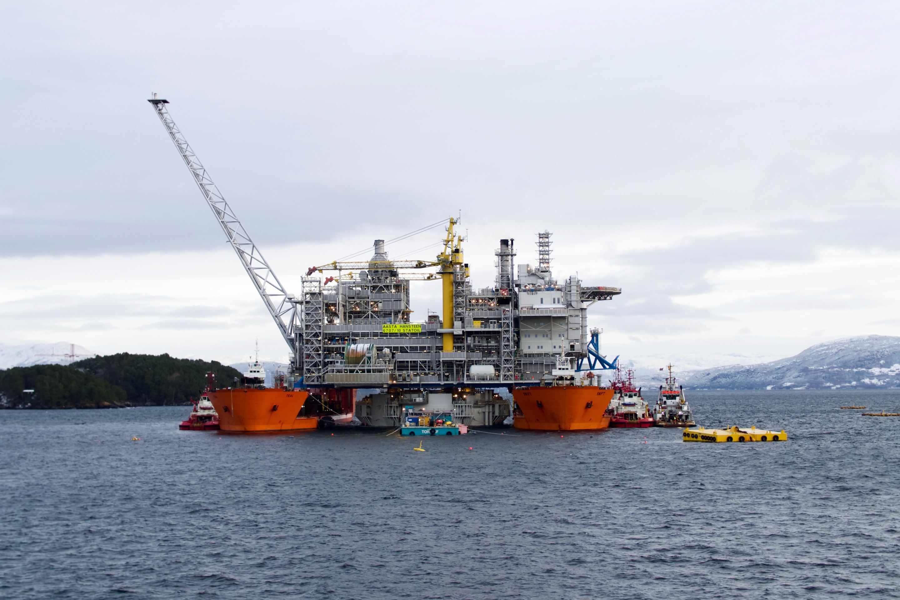 Topside float-over installation with the tip of the SPAR hull above the waterline in between the S-class vessels