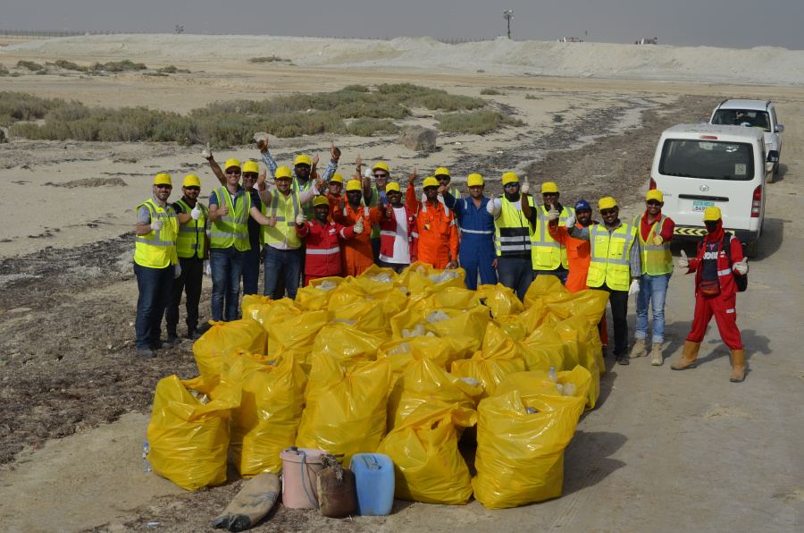 During the execution of a project in Abu Dhabi the Boskalis project team organized a number of beach cleanups together with the client and the subcontractor