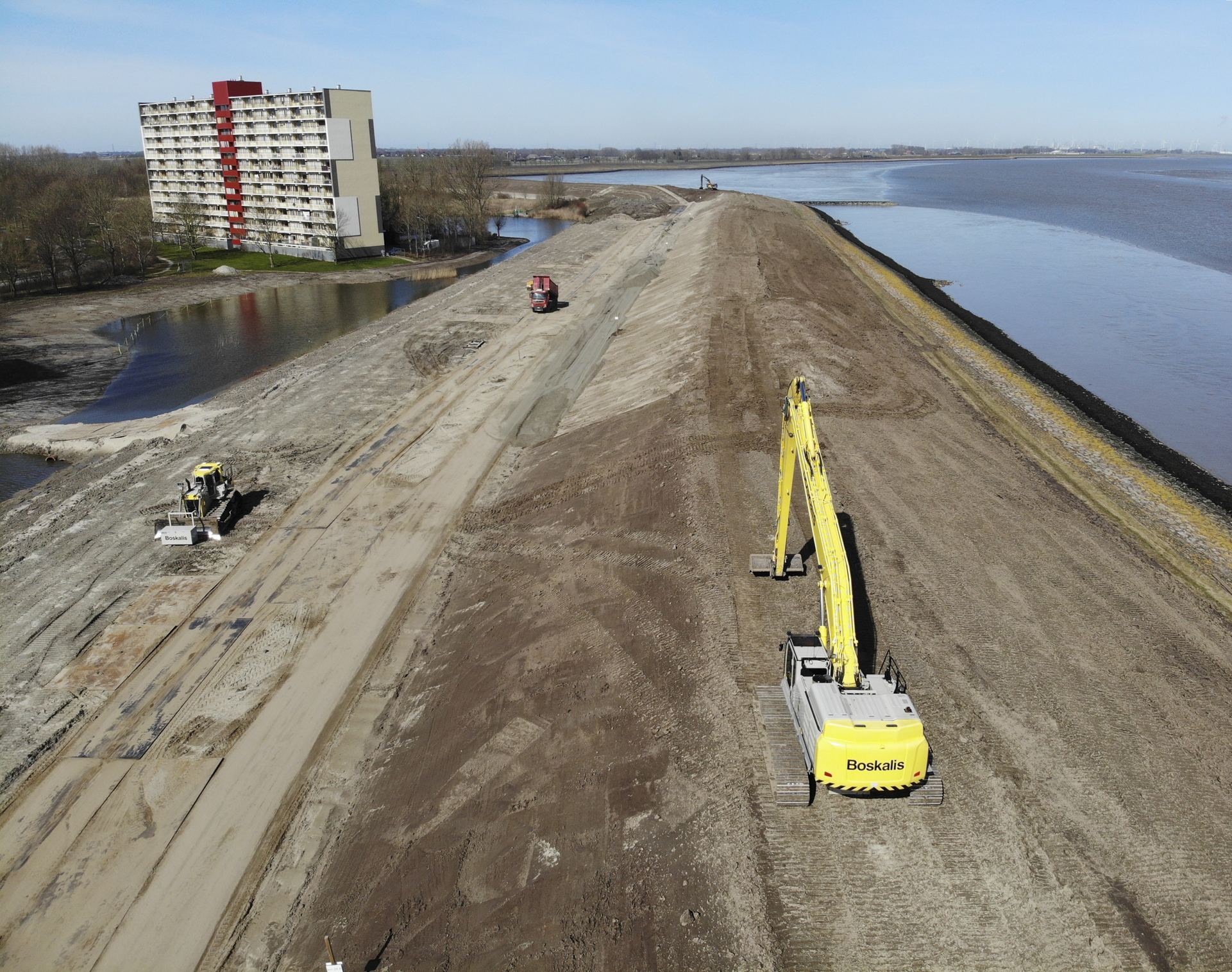 Depending on the location, the dike was raised between 50 centimeters and two meters and widened by five to twenty-five meters