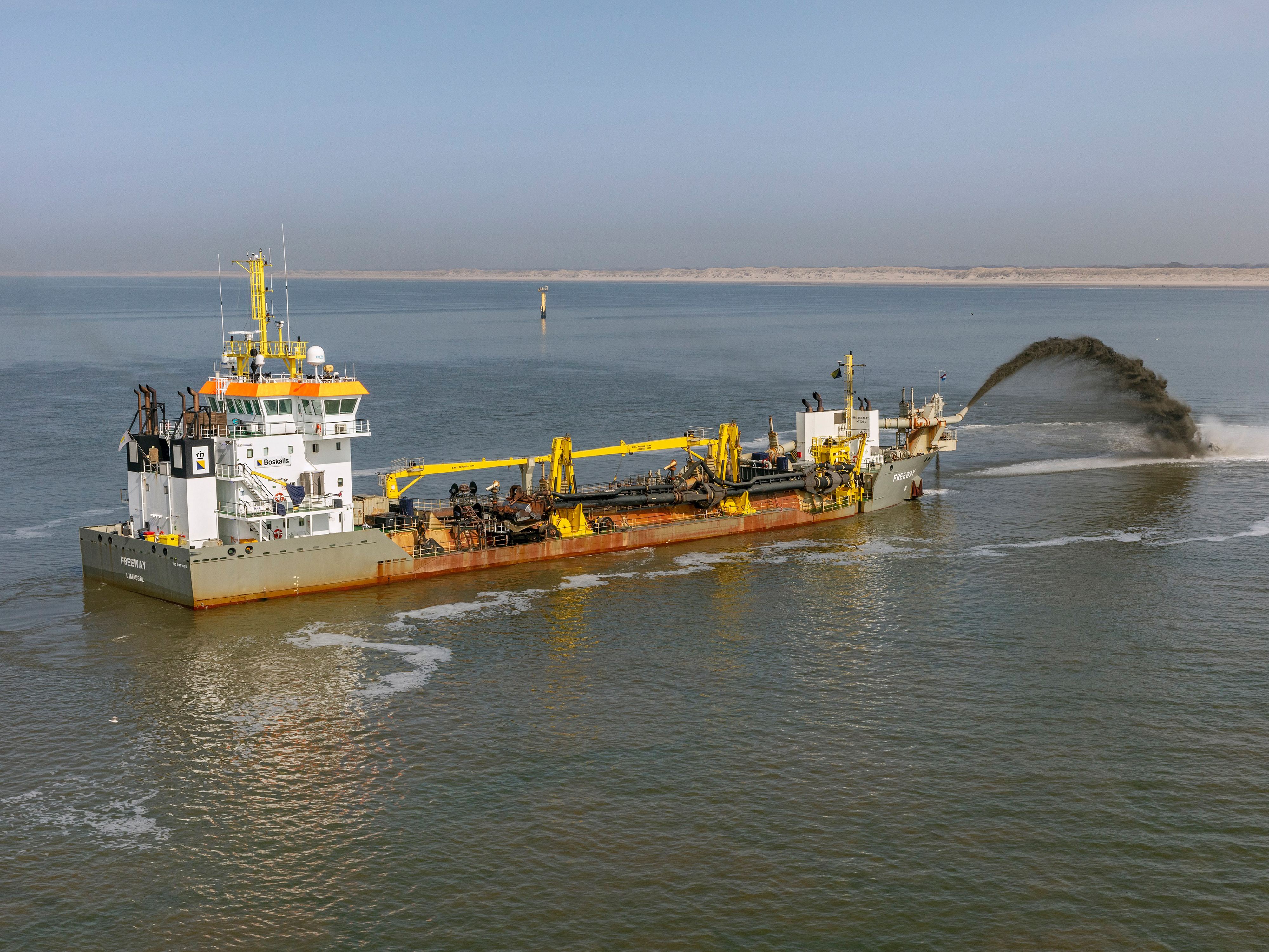 Trailing suction hopper dredger Freeway rainbowing sand