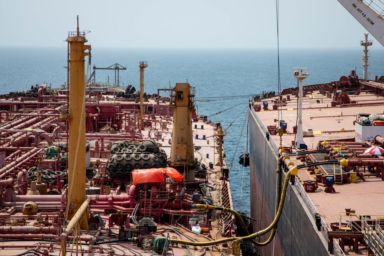 Connecting pipelines from the FSO Safer to the replacement tanker Yemen