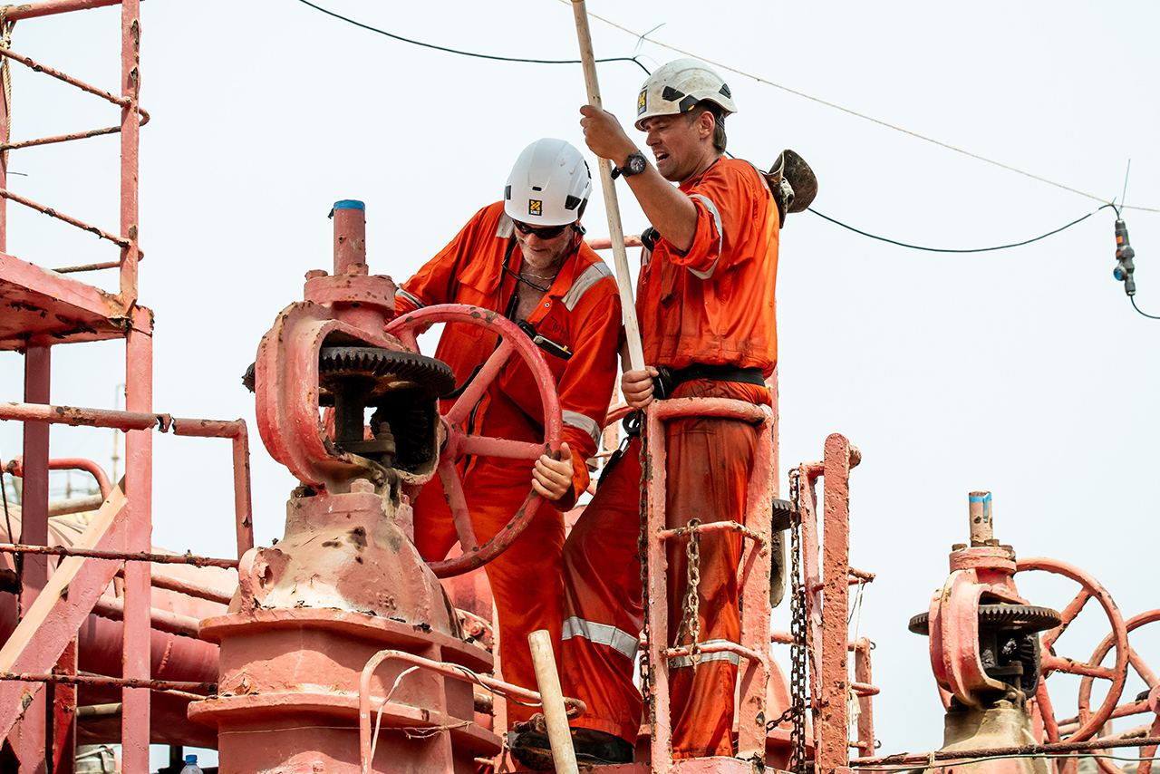 Start of the ship-to-ship oil transfer