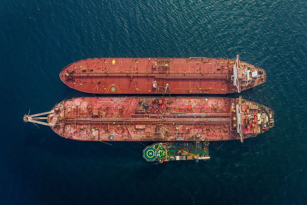 The FSO Safer with the Yemen and Ndeavor moored alongside