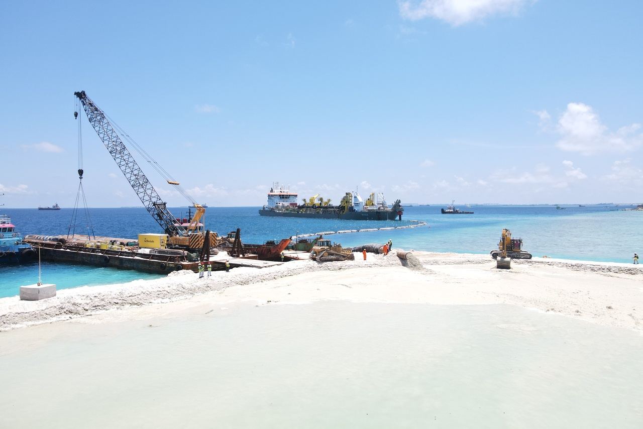 Trailing suction hopper dredger Oranje dredging for Thilafushi Island.